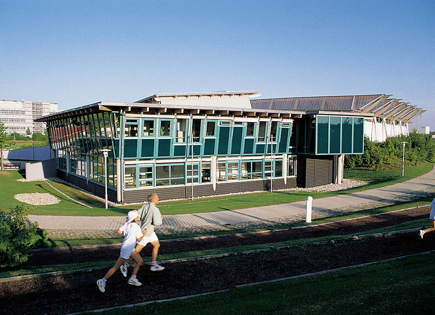 Das Sportzentrum der Universität Augsburg (Foto: Universität Augsburg, Wikimedia Commons)