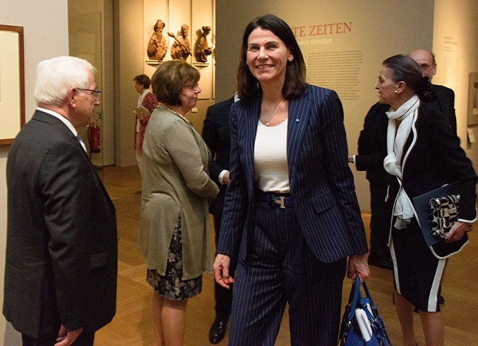 Kunstministerin Prof. Dr. Marion Kiechle (m.) und die Direktorin des Bayerischen Nationalmuseums Dr. Renate Eikelmann (r.) beim Rundgang durch die Ausstellung