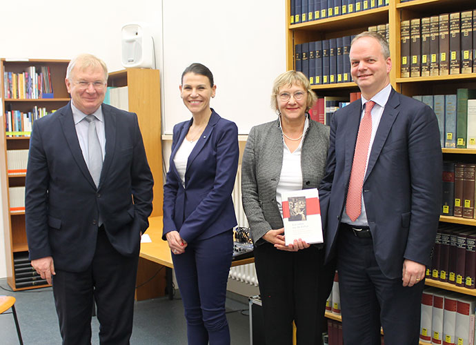 Wissenschafts- und Kunstministerin Prof. Dr. med. Marion Kiechle mit den Teilnehmern der Podiumsdiskussion Prof. Dr. Eike Schmidt, Dr. Elisabeth Tworek (2.v.r.) und Prof. Dr. Ferdinand Kramer (l.)