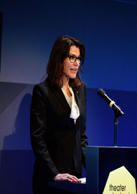Kunstministerin Prof. Dr. med. Marion Kiechle spricht ein Grußwort.