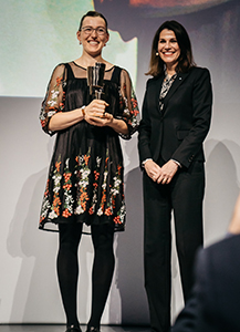 Kunstministerin a. D. Kiechle mit Sonderpreisträgerin Schwarzmann