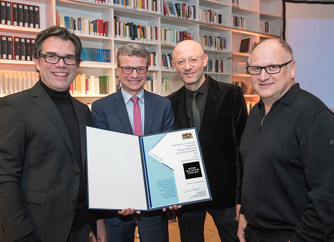 Kunstminister Bernd Sibler (2. v. l.) überreichte die Auszeichnung an (v.l.) Gerhard Schmidt-Schönenberg, Manfred Wilhelm und Wilhelm Koch