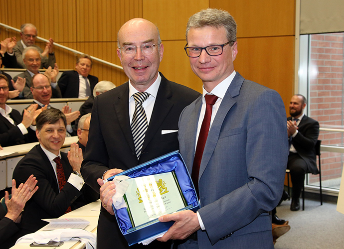 Wissenschaftsminister Bernd Sibler dankte Prof. Dr. Michael Nerlich für seine langjährige und herausragende Arbeit