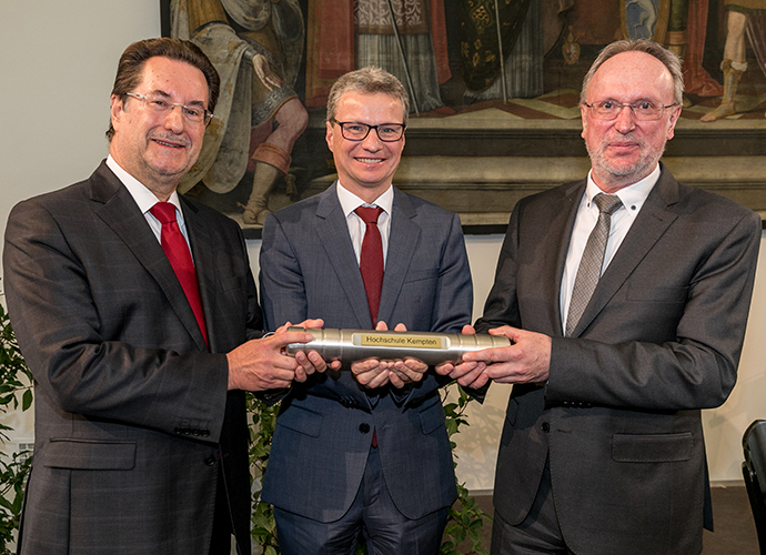 Wissenschaftsminister Bernd Sibler (Mitte) mit Prof. Dr. Robert F. Schmidt (l.) und dem neuen Präsidenten Prof. Dr. Wolfgang Hauke bei der Übergabe des Staffelstabs