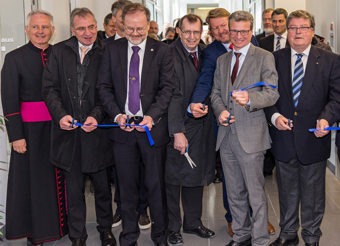 Staatsminister Bernd Sibler (2. v.r.) gemeinsam mit Professor Holger Braunschweig (5. v.r.), Universitätspräsident Alfred Forchel (4. v.r.) und Uni-Vizekanzler Klaus Baumann (3. v.r.) und weiteren Ehrengästen bei der Einweihung des neuen Institutsgebäudes der Anorganischen Chemie