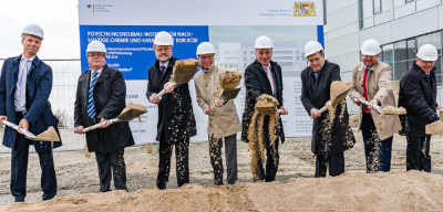 Wissenschaftsminister Bernd Sibler (4. v.l.) beim Spatenstich für das Institut für nachhaltige Chemie und Katalyse mit Bor (ICB)