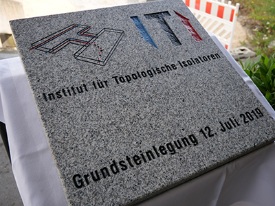 Der Grundstein für den Forschungsbau des Instituts für Topologische Isolatoren (ITI) (Foto: Gunnar Bartsch, Universität Würzburg)