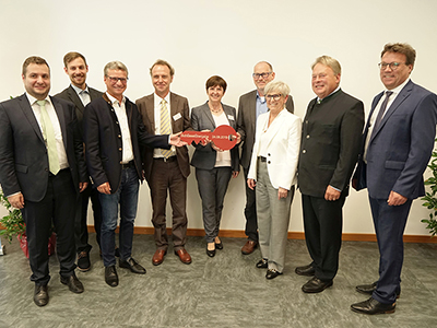 Wissenschaftsminister Bernd Sibler (3.v.l.) bei der Schlüsselübergabe mit dem Bürgermeister des Marktes Teisnach Daniel Graßl, dem Operativen Leiter TC Teisnach Alexander Haberl, Prof. Dr. Raimund Förg und Prof. Dr. Maria Kufner, dem Präsidenten der TH Deggendorf Prof. Dr. Peter Sperber, Landrätin Rita Röhrl, Staatsminister a.D. Helmut Brunner und OZB-Geschäftsführer Otto Loserth (v.l.n.r)
