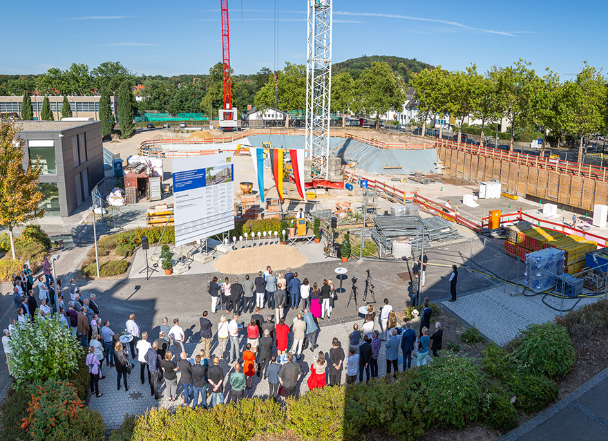 Die Spaten stehen bereit zum Doppel-Spatenstich für neue Gebäude für das Rechenzentrum und die Fakultät Wirtschaftsingenieurwissenschaften/Materialtechnologien
