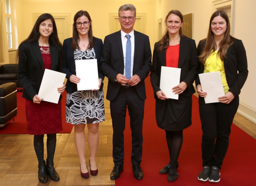 Wissenschaftsminister Bernd Sibler (Mitte) mit den Preisträgerinnen Emna Ben Yacoub, Carolin DietI, Sophia Hefenbrock und Nina Häring (v.l.n.r.)