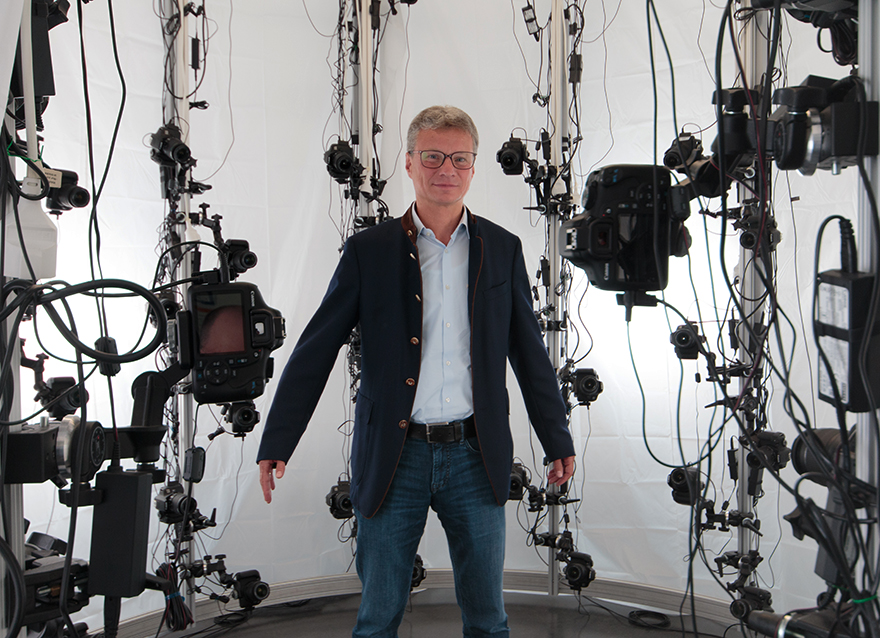 Im Rahmen seines Besuchs am KI-Knotenpunkt JMU Würzburg wurde von Wissenschaftsminister Bernd Sibler zu Demonstrationszwecken ein 3-D-Fotogramm erstellt (Fotocredit: JMU/ Kristian Lozina)