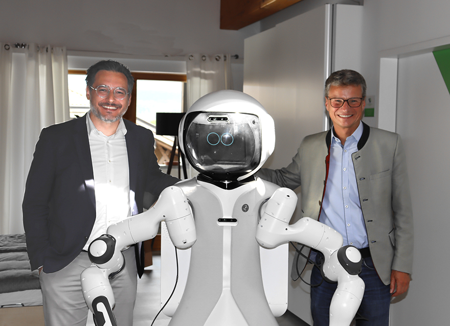 Wissenschaftsminister Bernd Sibler (re.) und Prof. Dr. Sami Haddadin, Direktor der Munich School of Robotics and Machine Intelligence, im Forschungszentrum Geriatronik in Garmisch-Partenkirchen