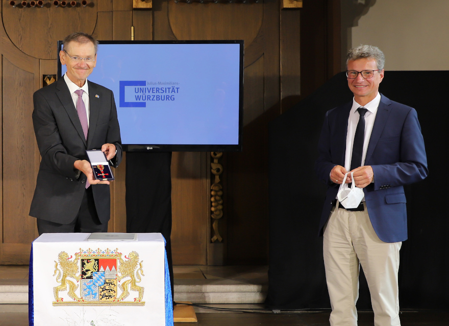 Wissenschaftsminister Bernd Sibler (rechts) mit Professor Gerhard Bringmann