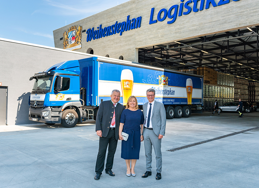 Wissenschaftsminister Bernd Sibler (re.) mit dem Direktor der Bayerischen Staatsbrauerei Weihenstephan Prof. Dr. Josef Schrädler und Rita Schrädler bei der Einweihung des neuen Logistikzentrums (24. Mai 2019)