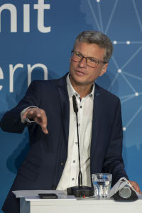 Wissenschaftsminister Bernd Sibler beim Hightech Summit in Regensburg