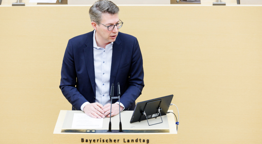 Wissenschafts- und Kunstminister Markus Blume spricht im Plenarsaal des Bayerischen Landtags (© Matthias Balk)