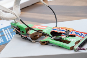 Ein Biathlongewehr von Laura Dahlmeier (© StMWK/Axel König)