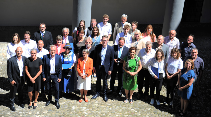 Kunstminister Blume (Mitte) mit den Trägerinnen und Träger der Denkmalschutzmedaille 2022 (© Bayerisches Landesamt für Denkmalpflege/Maximilian Bauer)