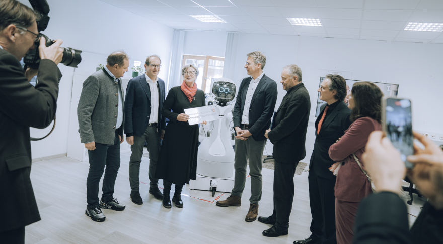 Wissenschaftsminister Blume (Mi.) am künftigen TUM Campus für Geriatronik (© Axel König/StMWK)