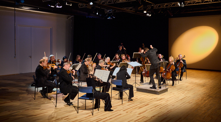 Das Münchener Kammerorchester dirigiert von Jörg Widmann (© Florian Ganslmeier)