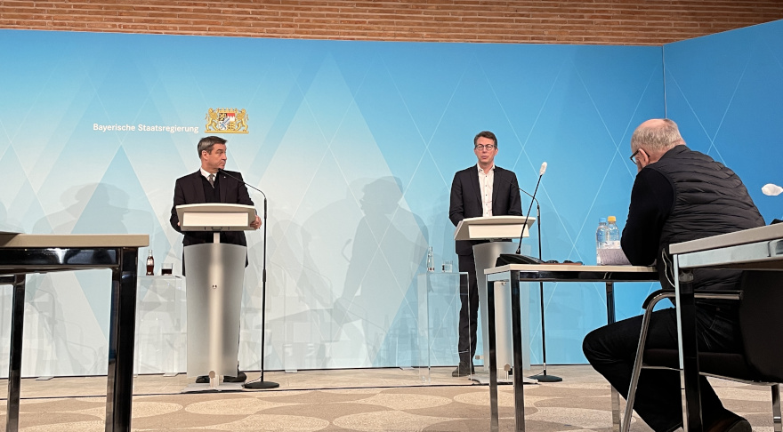 Wissenschaftsminister Markus Blume (2.v.l.) mit Ministerpräsident Dr. Markus Söder (l.) bei der Pressekonferenz nach der Ministerratssitzung (© StMWK)