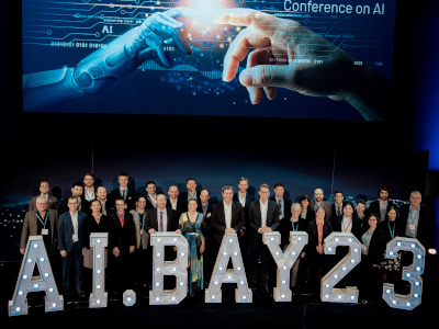 Wissenschaftsminister Blume, Ministerpräsident Dr. Söder, Digitalministerin Gerlach, Wirtschaftsminister Aiwanger bei der AI.BAY 2023 mit HTA-KI-Professoren (©Axel König/ StMWK)