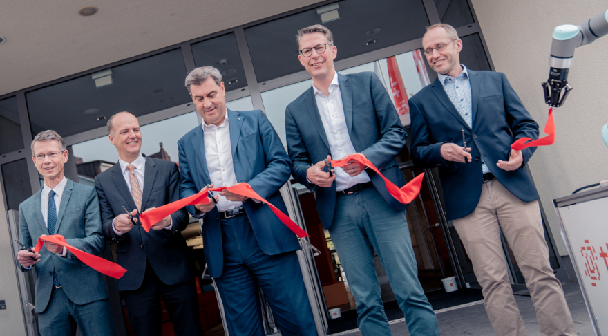 Wissenschaftsminister Markus Blume (2.v.r), Ministerpräsident Dr. Markus Söder (M.), Oberbürgermeister Sebastian Remelé (l.), Hochschulpräsident Prof. Dr. Robert Grebner (2.v.l.), Prof. Dr. Tobias Kaupp (Leitung CERI, r.) (© StMWK/Axel König)