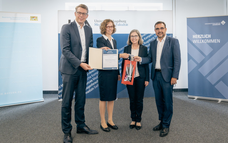 (Vlnr.) Wissenschaftsminister Blume, Prof. Dr. Prodinger, Medizin-Dekanin Prof. Dr. Kadmon und Gesundheitsminister Holetschek (© StMWK/Axel König)