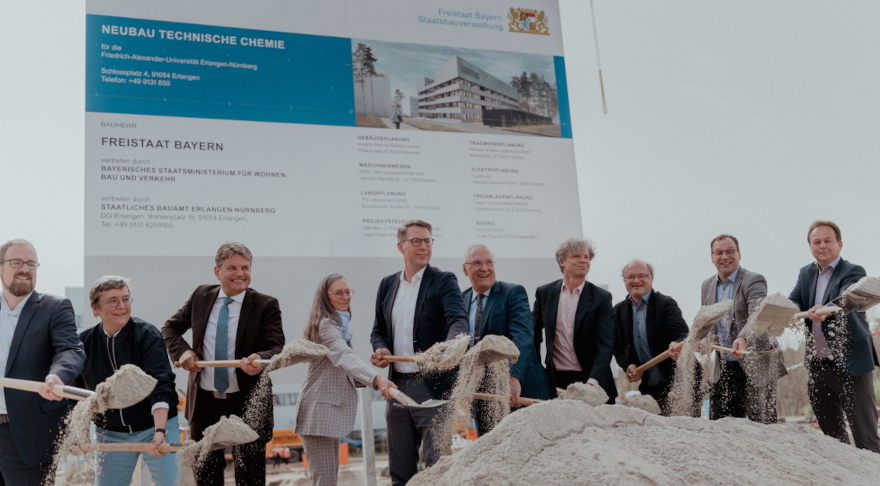 Die Minister Blume (5. v.l.) und Herrmann (5. v.r.) mit Universitätspräsident Hornegger (3. v.l.) und Oberbürgermeister Janik (ganz links) sowie Vertreterinnen und Vertretern von Universität, Stadt und Bauverwaltung. (© StMWK/ Axel König)