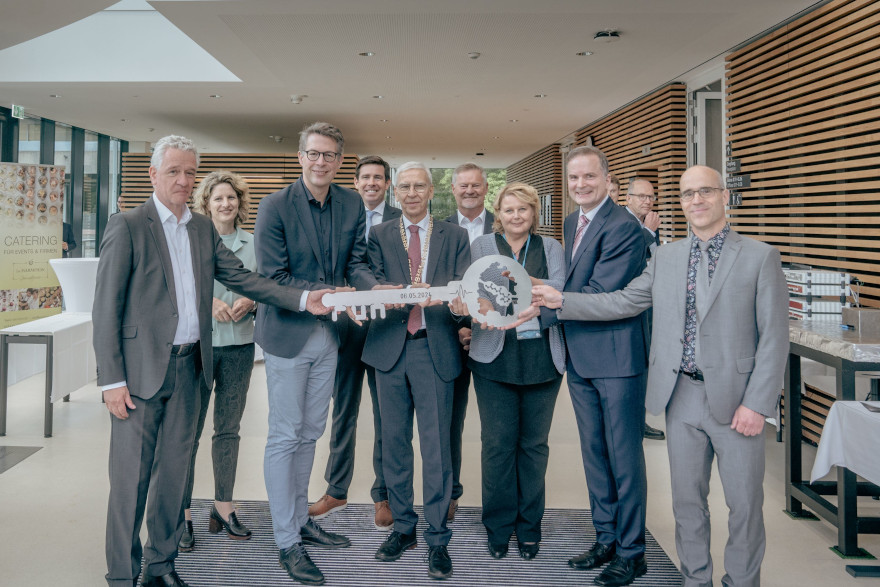 Wissenschaftsminister Markus Blume (2. v.l.) bei der Schlüsselübergabe für den neuen Forschungsbau in Regensburg (© StMWK/Axel König)