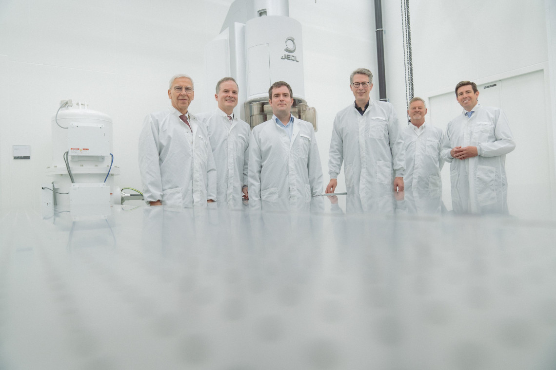 Wissenschaftsminister Markus Blume (3. v.r.) in einem der RUN-Labore (© StMWK/Axel König)