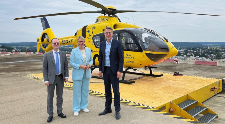Wissenschaftsminister Markus Blume (r.) mit Augsburgs Oberbürgermeisterin Eva Weber (Mi.) sowie dem Ärztlichen Direktor und Vorstandsvorsitzenden des UKA Prof. Dr. Klaus Markstaller im Sommer 2023 am Uniklinikum Augsburg (© StMWK)