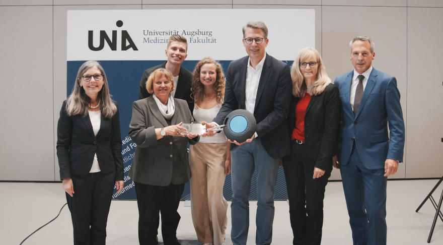 Wissenschaftsminister Blume (3.v.r.) mit (v.l.n.r.): Prof. Martina Kadmon (Dekanin Med. Fakultät), Prof. Sabine Doering-Manteuffel (Präs. Uni Augsburg), 2 Studierendenvertretern, Annette Bubmann (Universitätsbau), Uwe Fritsch (Bauamt) (© Axel König/StMWK)