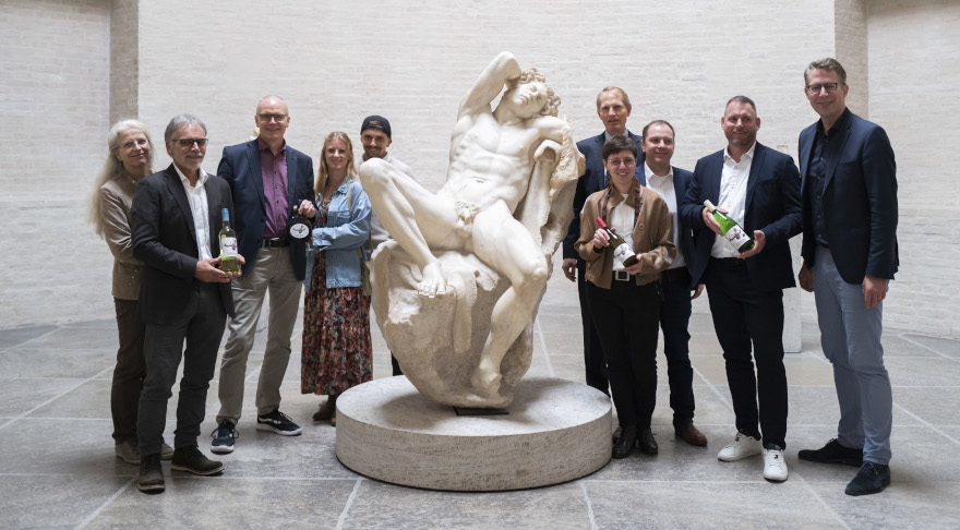 Kunstminister Markus Blume (r.) mit dem Direktor der Glyptothek Dr. Florian Knauß (4.v.r., hinten) und den ausgezeichneten Winzerinnen und Winzern (© Wolfram Kastl)