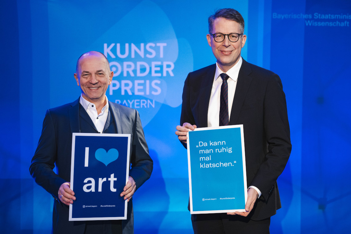 Kunstminister Markus Blume (links) mit dem Staatsintendanten des Gärtnerplatztheaters Josef E. Köpplinger bei den Bayerischen Kunstförderpreisen 2024 (© StMWK/Andreas Gebert)