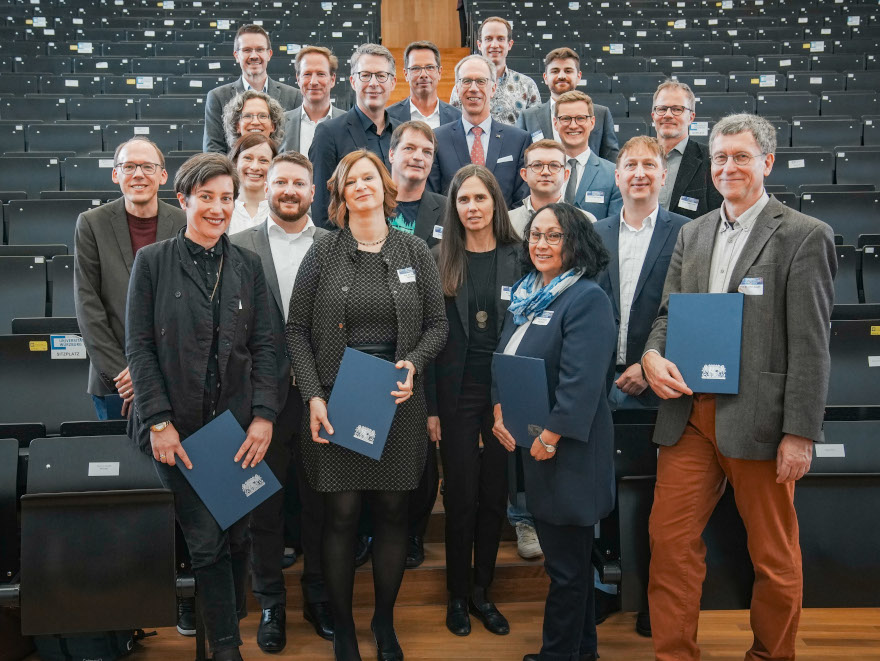 Wissenschaftsminister Blume und der Präsident der Universität Würzburg mit den Preisträgerinnen und Preisträgern (© Axel König/StMWK)