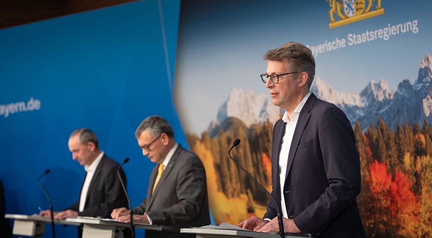 Bayerns Wissenschaftsminister Markus Blume bei der Pressekonferenz nach der Kabinettssitzung am 14. Oktober in München (© Axel König/ StMWK)