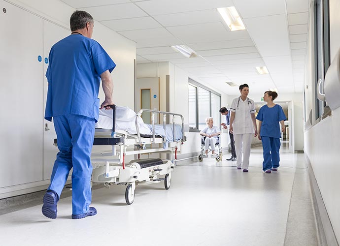 Pflegerinnen und und Pfleger in einem Krankenhaus