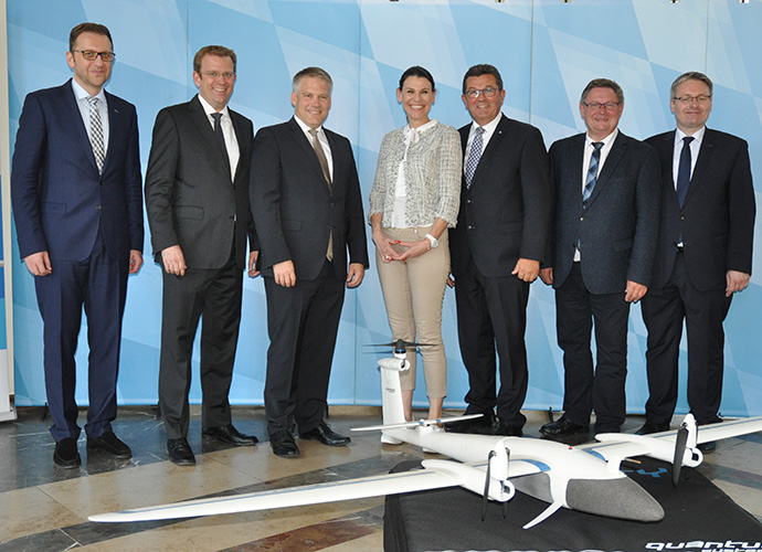 Wissenschaftsministerin Prof. Dr. med. Marion Kiechle mit dem Leiter und Koordinator der EU-Forschungsinitiative Dr. Vassilis Agouridas, Bundestagsabgeordnetem Reinhard Brandl, Ingolstadts Oberbürgermeister Dr. Christian Lösel, Wirtschaftsminister Franz