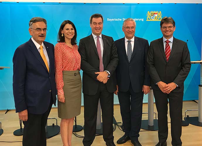 TUN-Komissionsvorsitzender Herrmann, Wissenschaftsministerin Kiechle, Ministerpräsident Söder, Innenminister Herrmann und FAU-Präsident Hornegger bei der Pressekonferenz (v.l.)