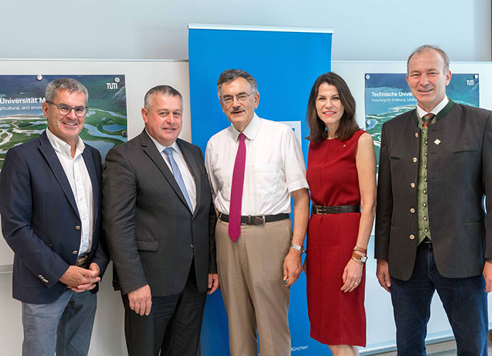 Die bayerische Wissenschaftsministerin Prof. Dr. med. Marion Wissenschaftsministerin Prof. Dr. Marion Kiechle bei der Zielvereinbarung zur Stärkung der Agrarwissenschaft in der Technischen Universität München