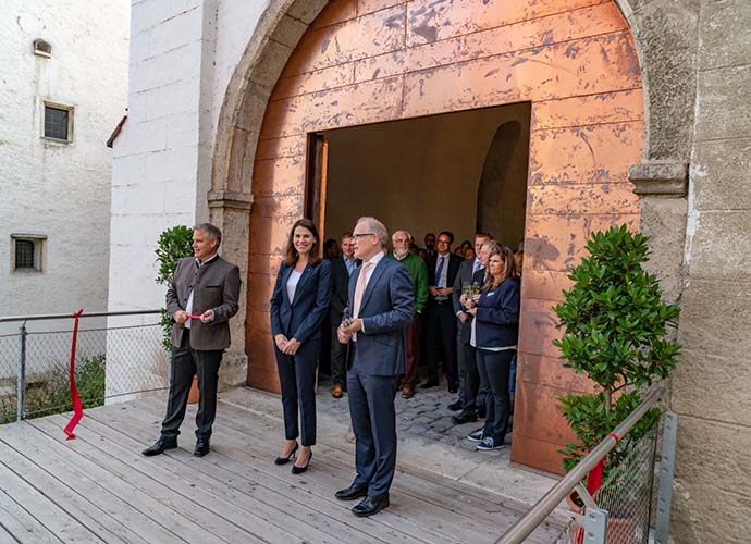 Ingolstadts Oberbürgermeister Lösel, Kunstministerin Kiechle und der Direktor des Bayerischen Armeemuseums Reiß am neu eröffneten Tor (v.l.)