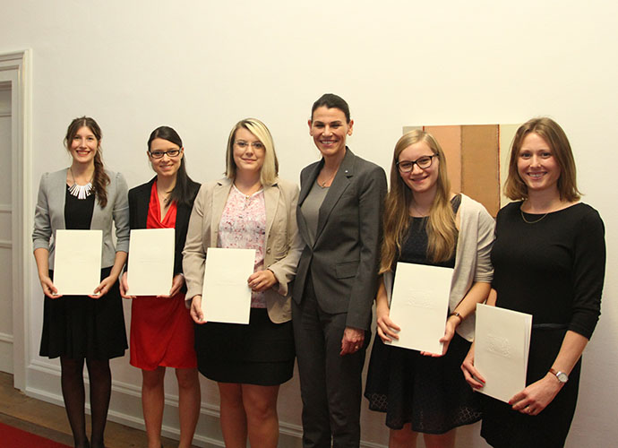 Die fünf Preisträgerinnen mit Wissenschaftsministerin a. D. Prof. Dr. med. Marion Kiechle