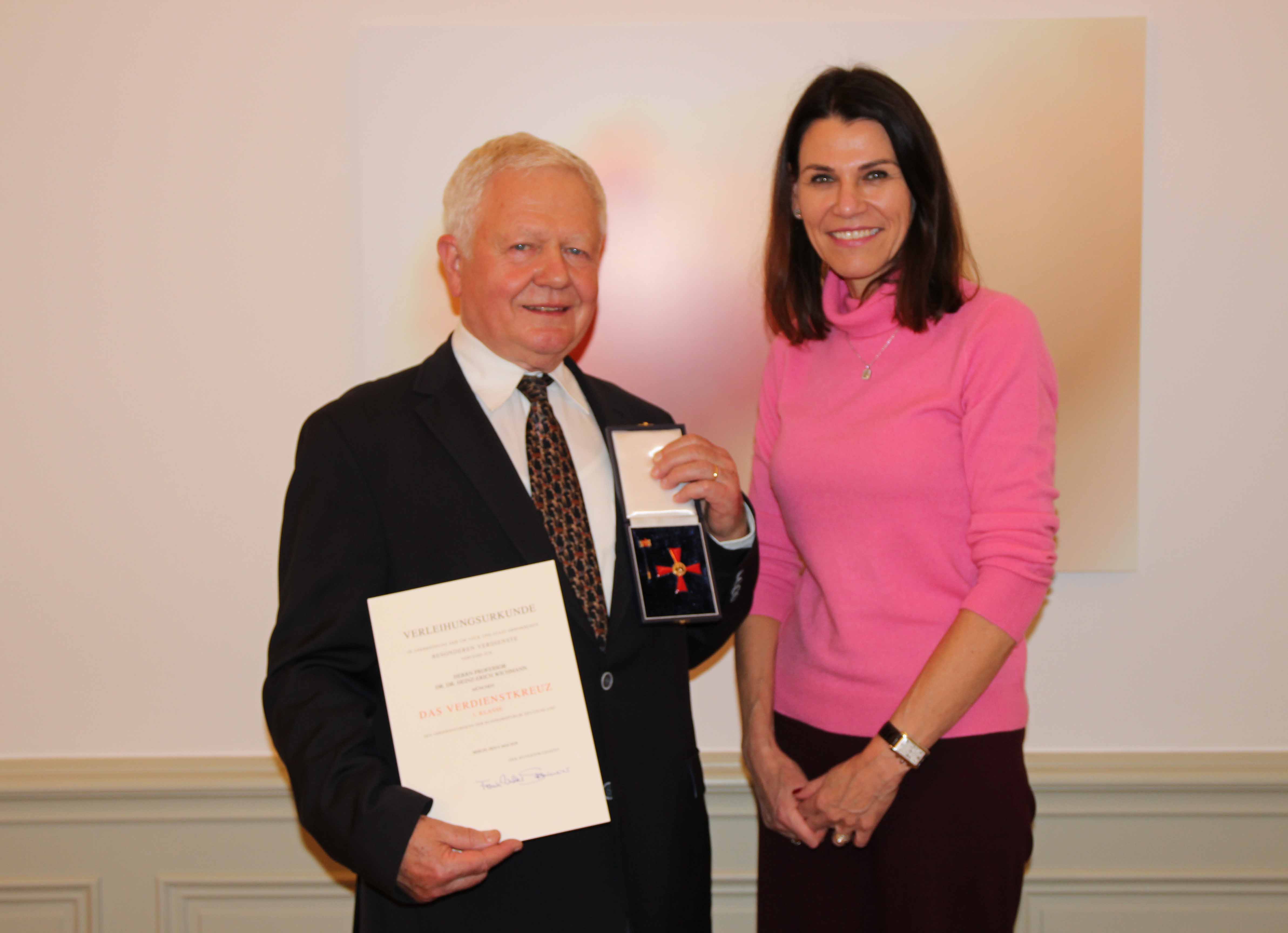 Wissenschaftsministerin Prof. Dr. med. Marion Kiechle (rechts) und Prof. Dr. med. Dr. rer. nat. Heinz-Erich Wichmann (links) mit dem Verdienstkreuz 1. Klasse des Verdienstordens der Bundesrepublik Deutschland