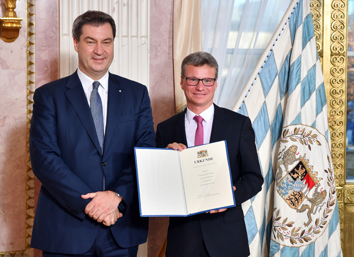 Staatsminister für Wissenschaft und Kunst Bernd Sibler mit Ministerpräsident Dr. Markus Söder bei der Urkundenübergabe