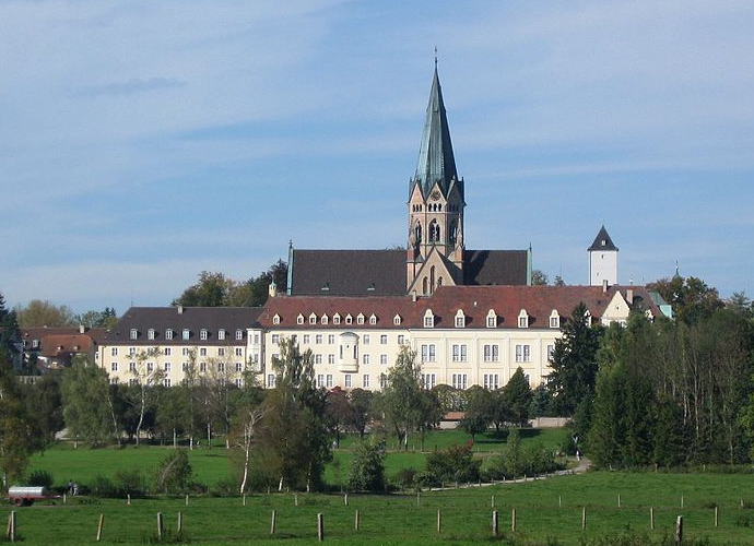 Blick auf die Klosterkirche Herz Jesu der Benediktinerabtei St. Ottilien in Eresing