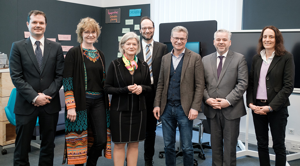 Staatsminister Bernd Sibler (3.v.r.) mit Prof. Dr. Matthias Brandl, Prof. Dr. Jutta Mägdefrau, Präsidentin Prof. Dr. Carola Jungwirth, Vizepräsident Prof. Dr. Harald Kosch, Kanzler Dr. Achim Dilling und Vizepräsidentin Prof. Dr. Daniela Wawra (v.l.n.r.)