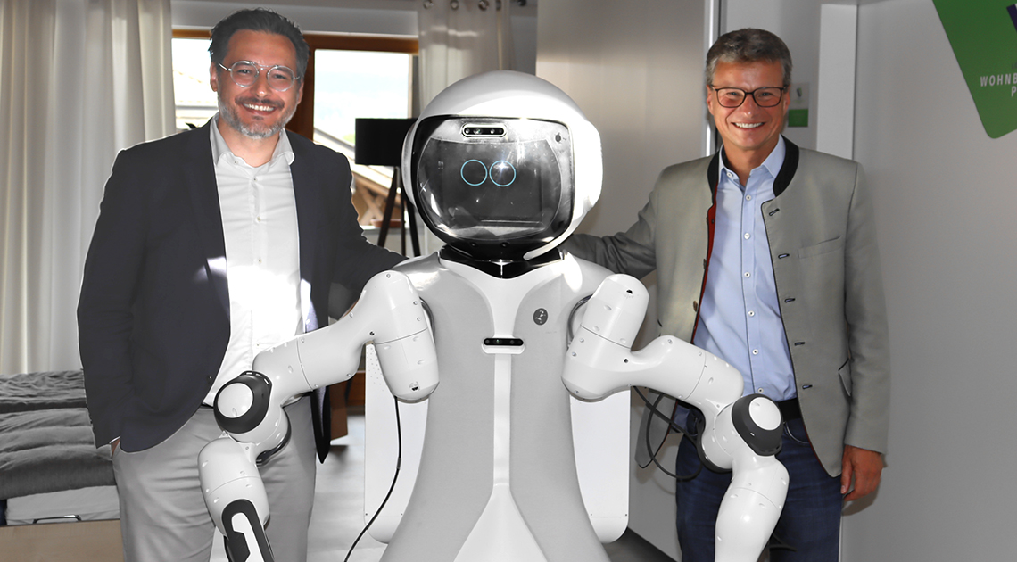 Wissenschaftsminister Bernd Sibler (re.) und Prof. Dr. Sami Haddadin im Forschungszentrum Geriatronik