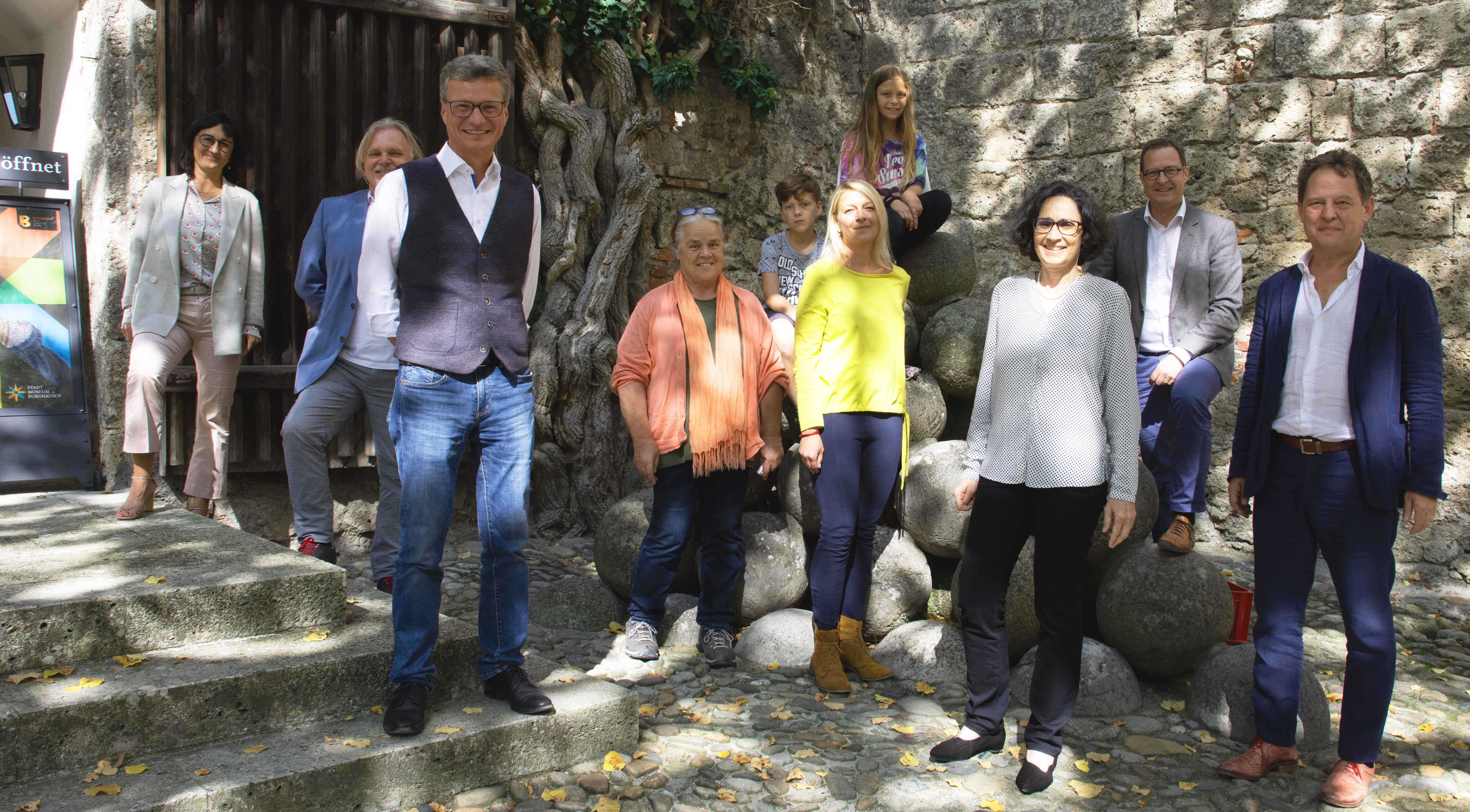 Kunstminister Bernd Sibler mit (v. l. n. r.) der Geschäftsführerin der Burghausener Touristik Sigrid Resch,  Besucherinnen und Besuchern, Museumsleiterin Eva Gilch, MdL Dr. Martin Huber und dem Ersten Bürgermeister der Stadt Burghausen Florian Schneider