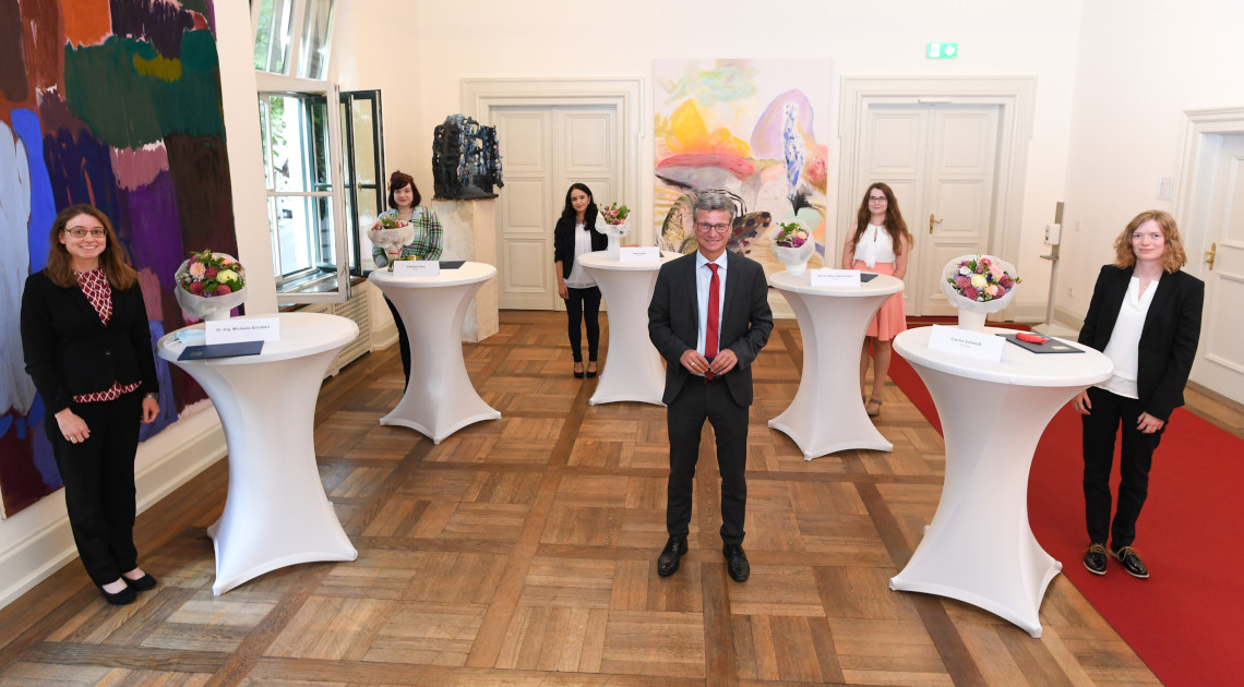 Wissenschaftsminister Bernd Sibler mit den Preisträgerinnen Dr.-Ing. Michaela Schubert, Katharina Dietz, Nahid Nafez, Karolin Werthmüller und Carina Schmidt (v. l. n. r.)